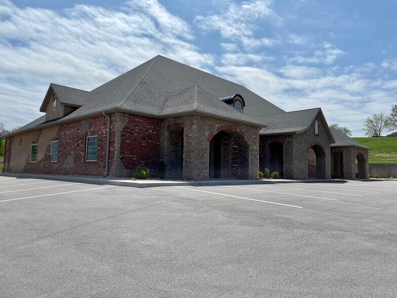 More Photos Of 844 W Guin Rd, Nixa Office For Lease