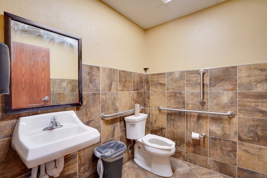 More Photos Of 112 W Maple Ave, Beaver Dam Freestanding For Lease