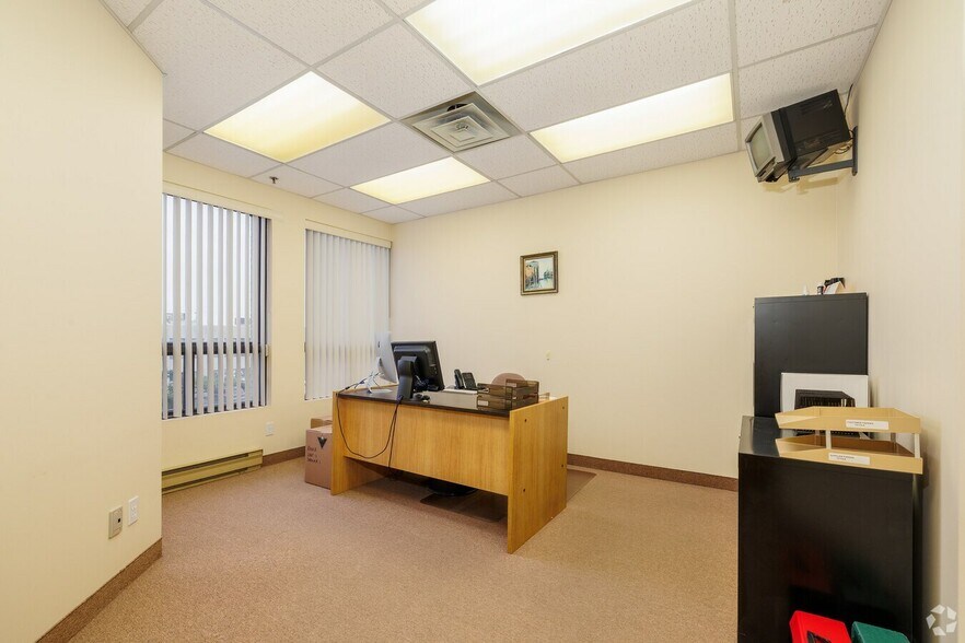 More Photos Of 2369-2395 Rue Rue Guénette, Saint-Laurent Light Distribution For Sale