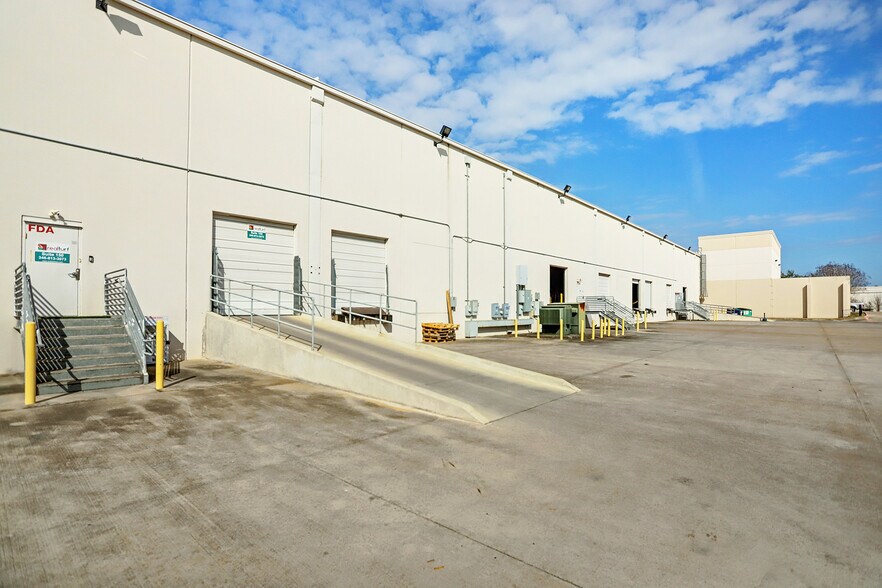More Photos Of 10215 S Sam Houston Pky W, Houston Warehouse For Lease