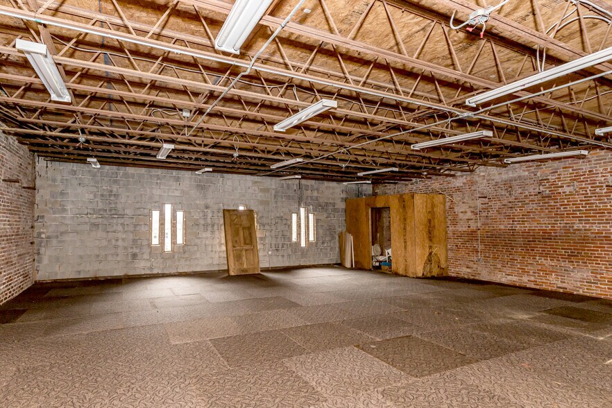 More Photos Of 4914 Main St, Moss Point Storefront For Sale