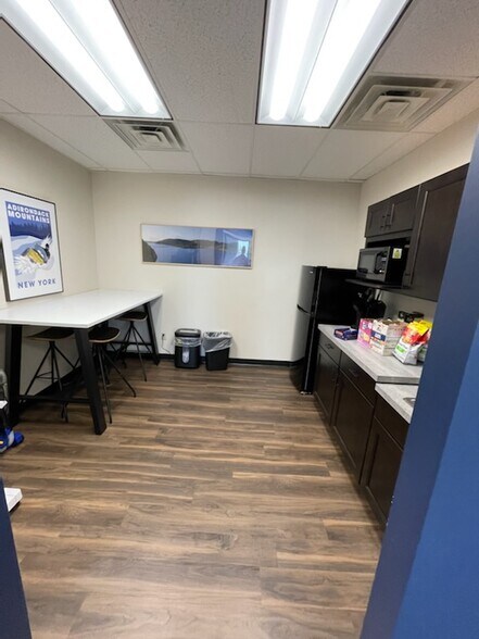 More Photos Of 125 Wolf Rd, Albany Medical For Lease