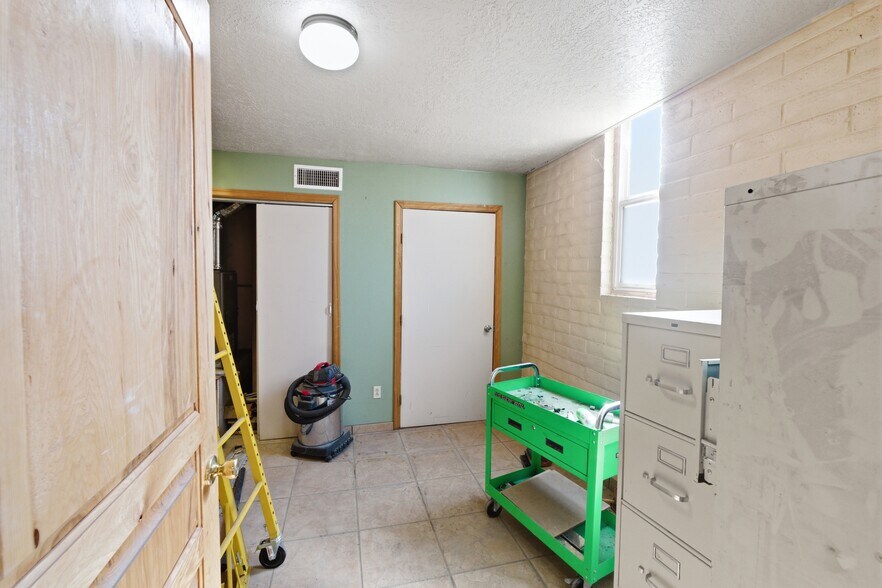 More Photos Of 606 Romero St, Belen Flex For Sale