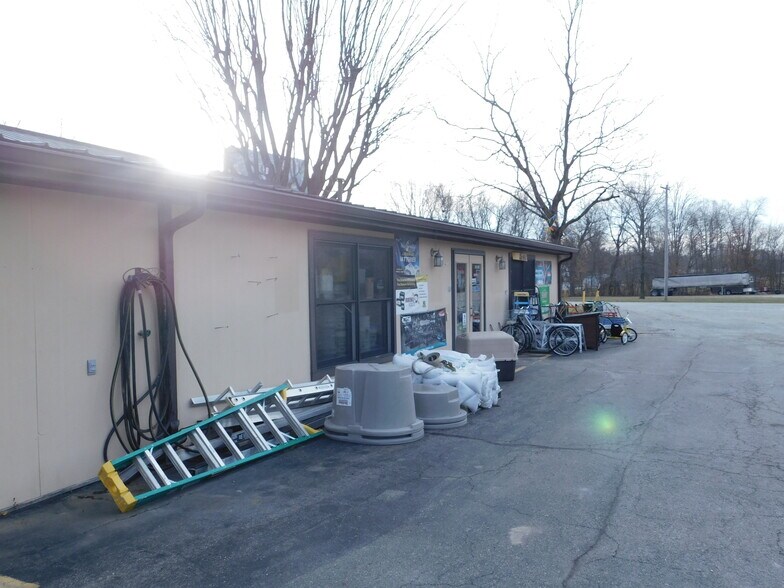 More Photos Of 2086 E US Highway 36, Rockville Convenience Store For Sale