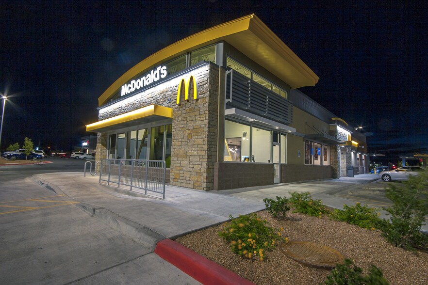 More Photos Of 6450 N Desert Blvd, El Paso Department Store For Lease