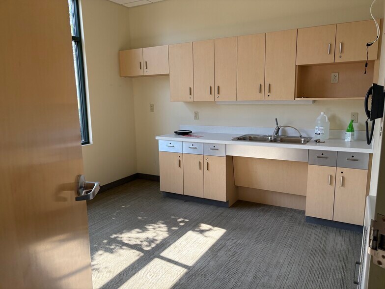 More Photos Of 11 Vista Blvd, Slingerlands Bank For Lease