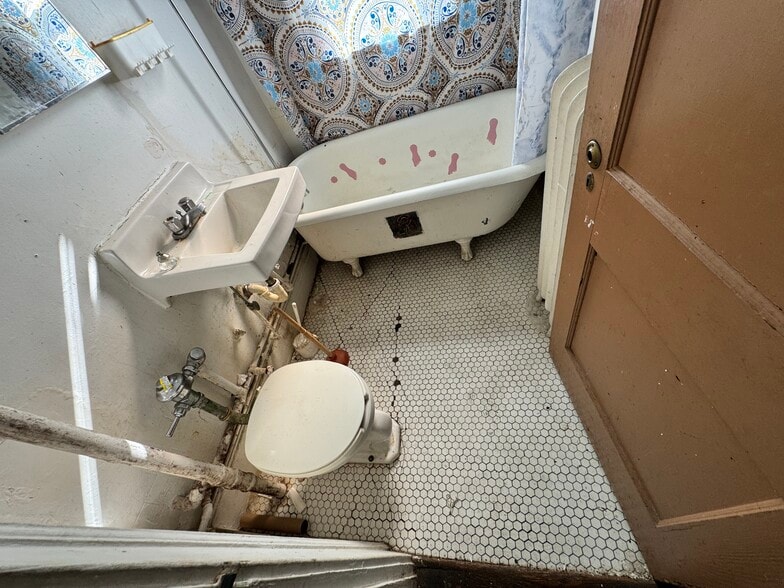 More Photos Of 102 Rowe Ave, Hartford Apartments For Sale