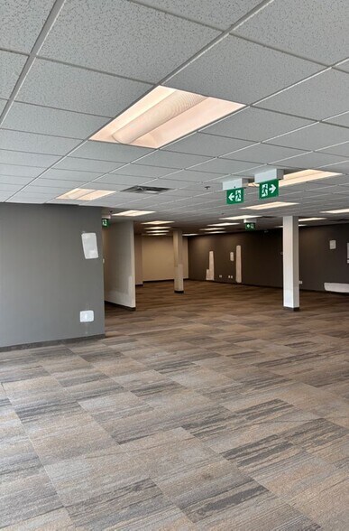 More Photos Of 425 Britannia Rd E, Mississauga Showroom For Lease