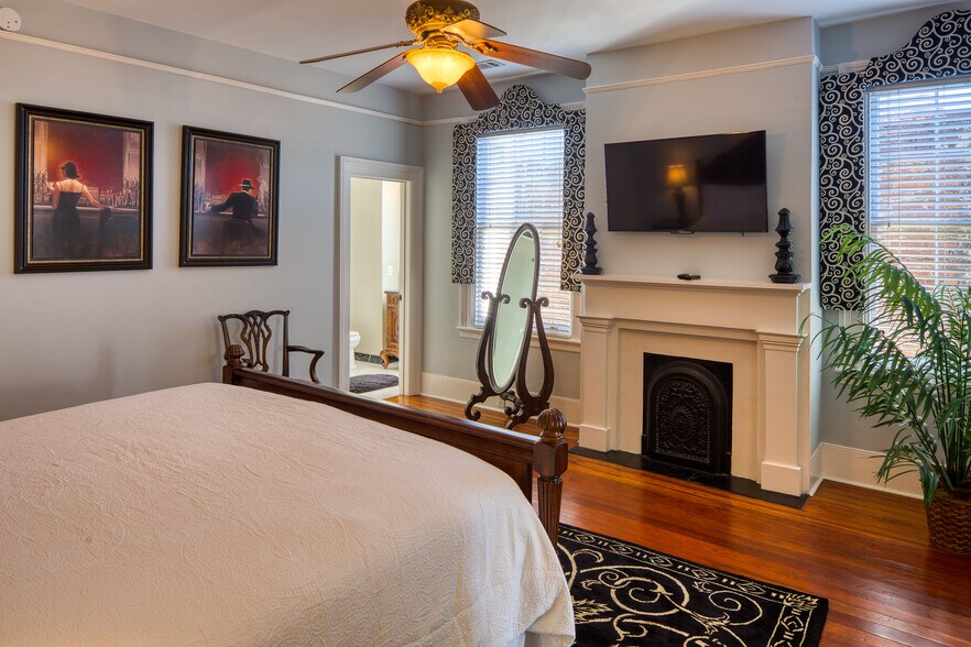 More Photos Of 14 E Taylor St, Savannah Specialty For Sale