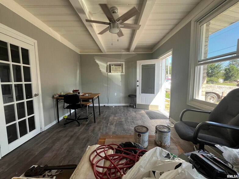 More Photos Of 421 E Moneta Ave, Peoria Heights Self Storage For Sale