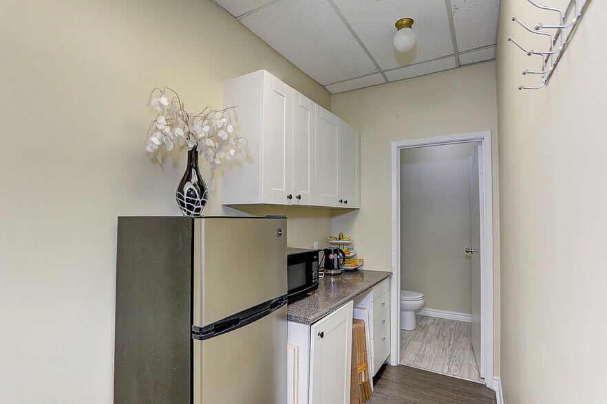 More Photos Of 570 Hood Rd W, Markham Service For Sale