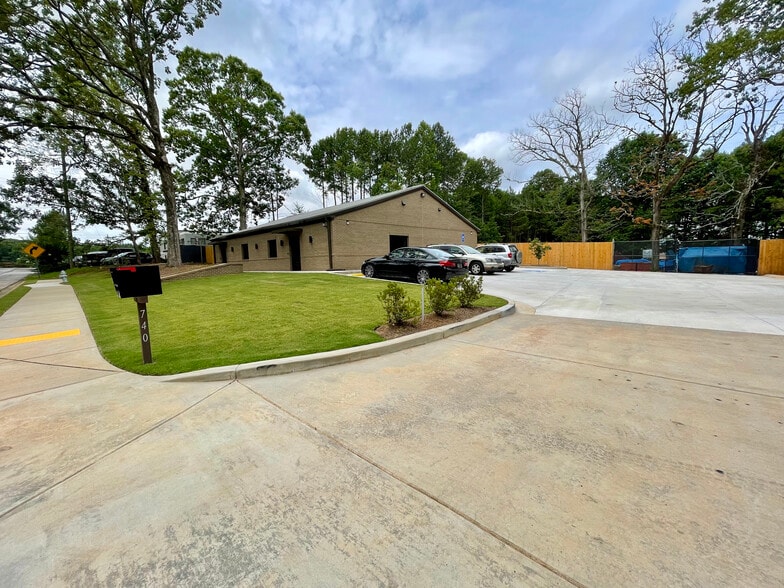 More Photos Of 740 N Price Rd, Buford Office For Lease