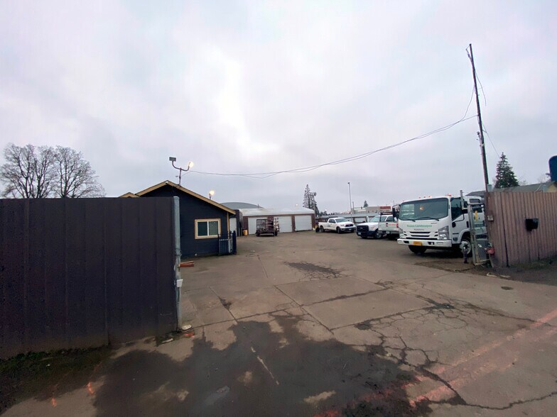 More Photos Of 1370 Smith St NE, Salem Service For Sale