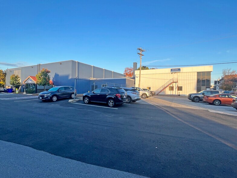 Primary Photo Of 305 Massabesic St, Manchester Flex For Sale