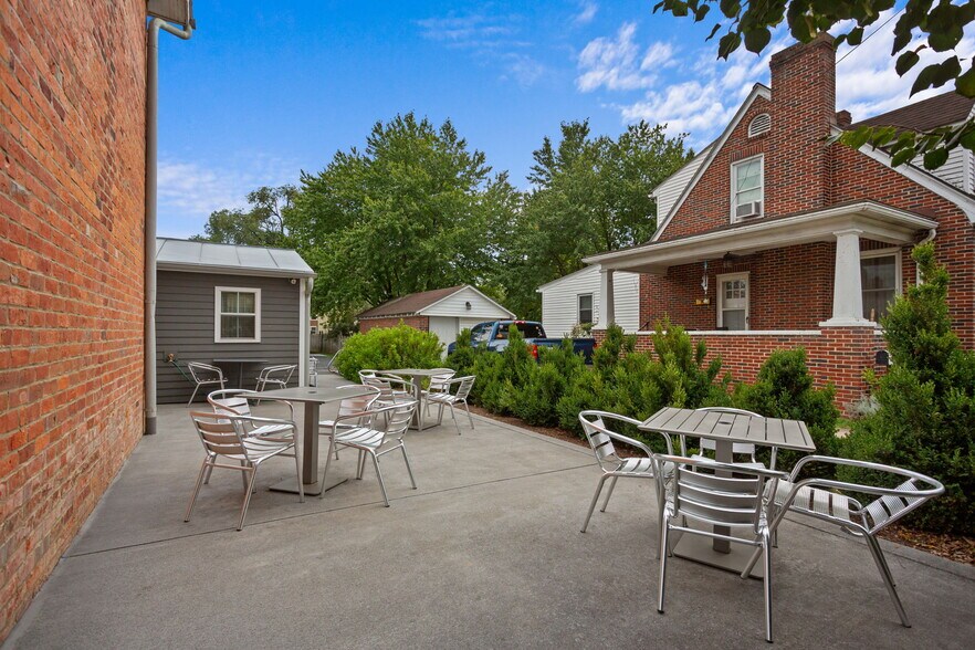 More Photos Of 318 N Main St, Bridgewater Freestanding For Sale