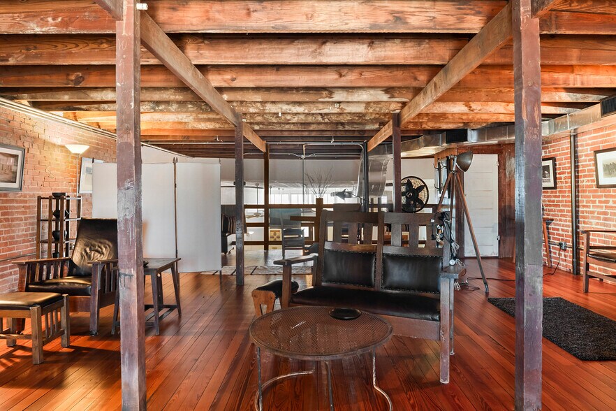 More Photos Of 118 W. Grand St, Whitewright Storefront Retail Residential For Sale