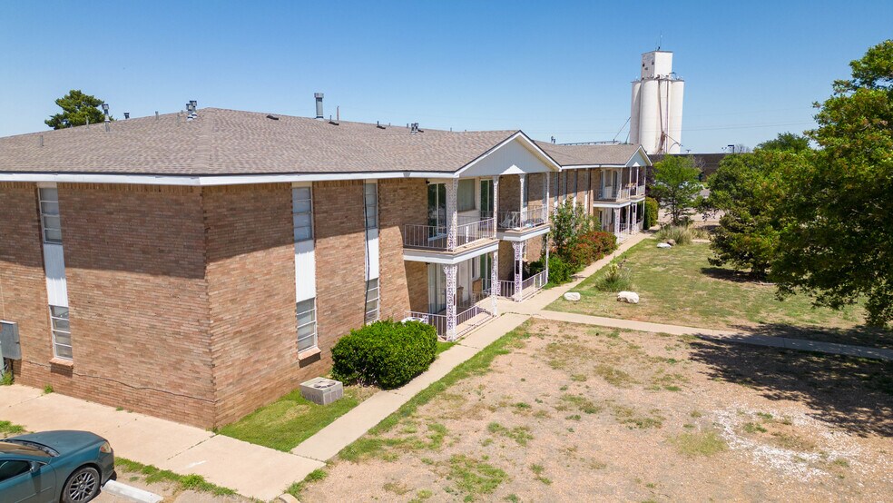 More Photos Of 2500 W 26th St, Plainview Apartments For Sale
