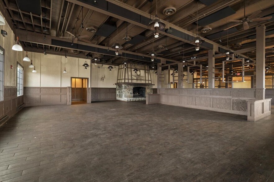 More Photos Of 1445 Center Dr, Medford Restaurant For Lease