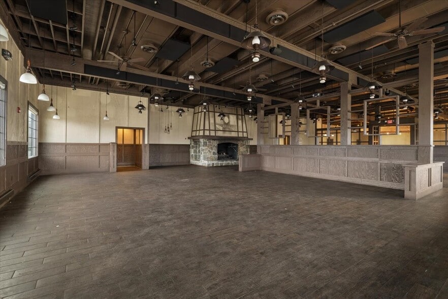 More Photos Of 1445 Center Dr, Medford Restaurant For Lease