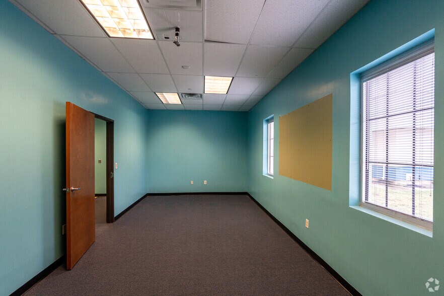 More Photos Of 202-204 N Dooley St, Grapevine Medical For Sale