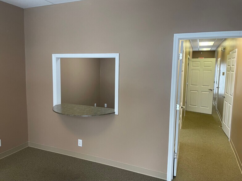 More Photos Of 1850 Memorial Dr, Clarksville Office For Sale