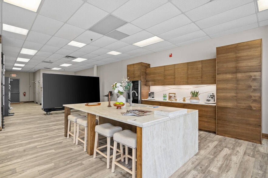 More Photos Of 18931 E Valley View Pky, Independence Storefront Retail Office For Lease