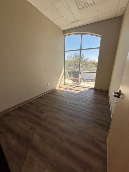 More Photos Of 41818 N Venture Dr, Phoenix Medical For Lease