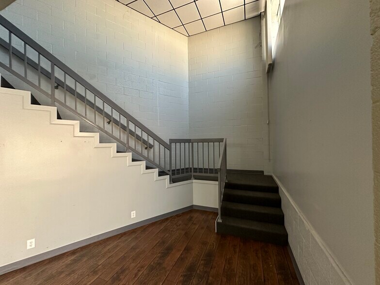 More Photos Of 2070 Floyd St, Burbank Light Manufacturing For Lease
