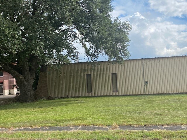 More Photos Of 2670 Highway 35 Byp S, Alvin Office For Lease