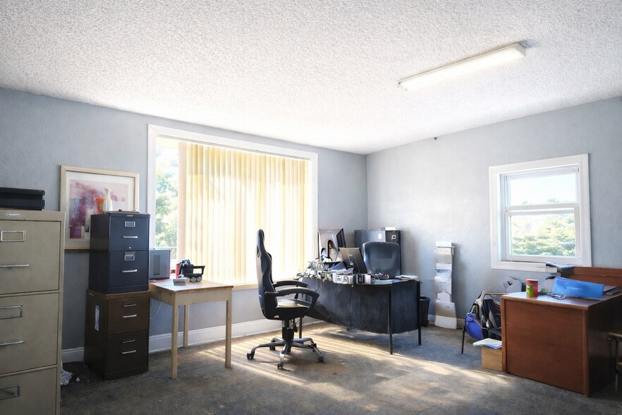 More Photos Of 18252 E Colonial Dr, Orlando Light Distribution For Lease