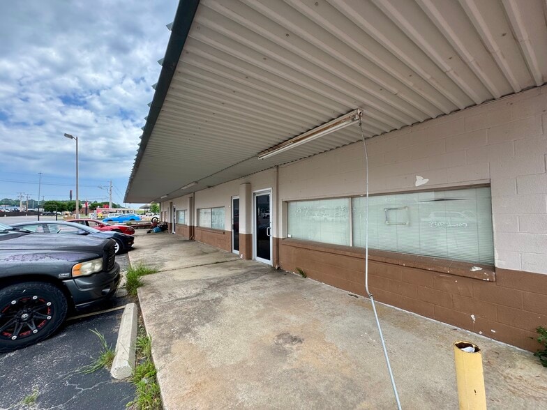 More Photos Of 16-22 S 193rd Ave, Catoosa Storefront For Sale
