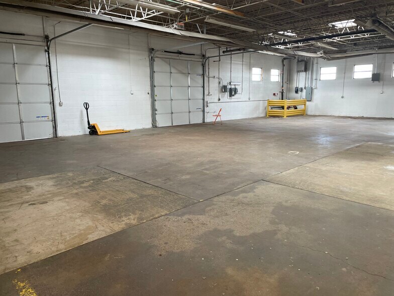 More Photos Of 2000 Dolton Rd, Calumet City Warehouse For Lease