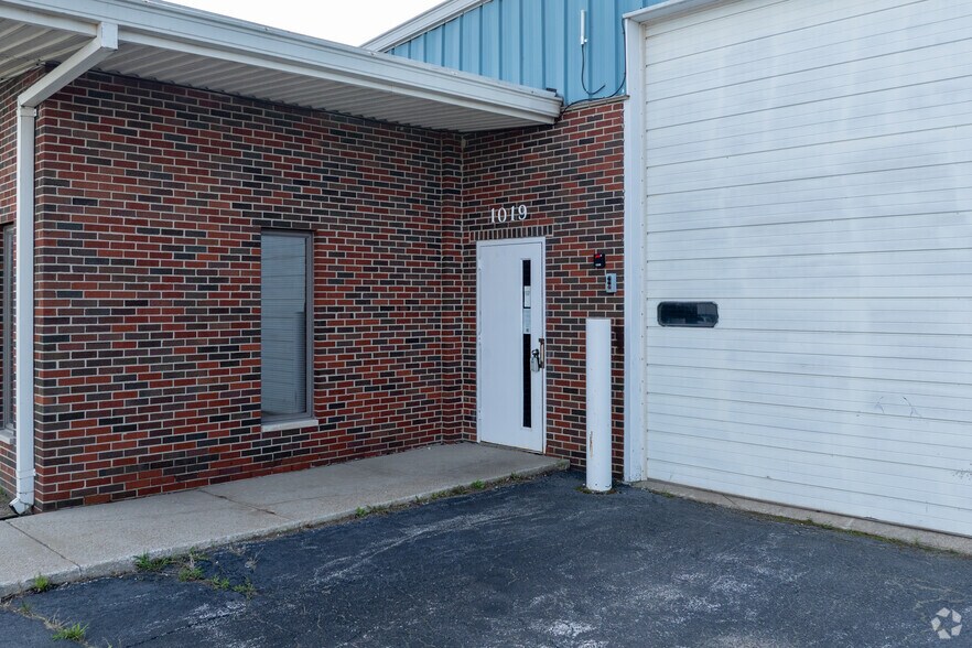 More Photos Of 1019 E Summit St, Crown Point Warehouse For Sale