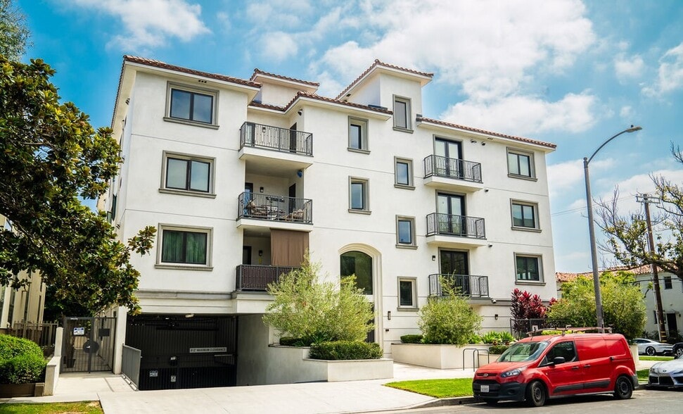 More Photos Of 1070 S Bedford St, Los Angeles Multifamily For Sale