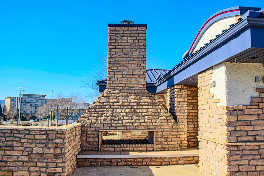 More Photos Of 341 Rockwood Rd, Arden Restaurant For Lease