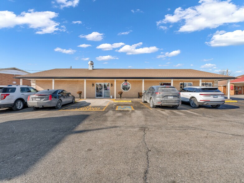 More Photos Of 2889 Howard Av, Windsor Hotel For Sale