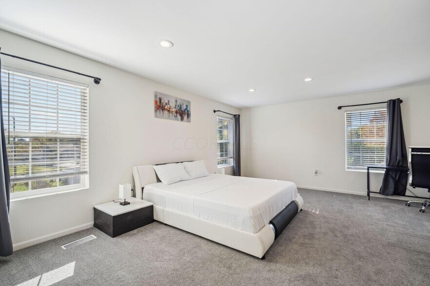 More Photos Of 4677 E Livingston Ave, Columbus Specialty For Sale