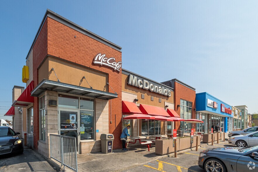 More Photos Of 2600 Rue Victoria, Montréal Freestanding For Lease