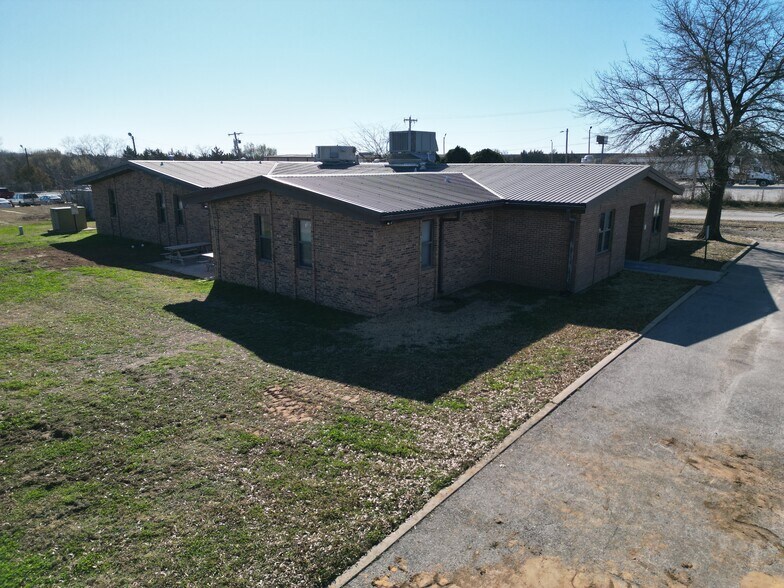 More Photos Of 817 Elks Blvd, Ardmore Office For Sale