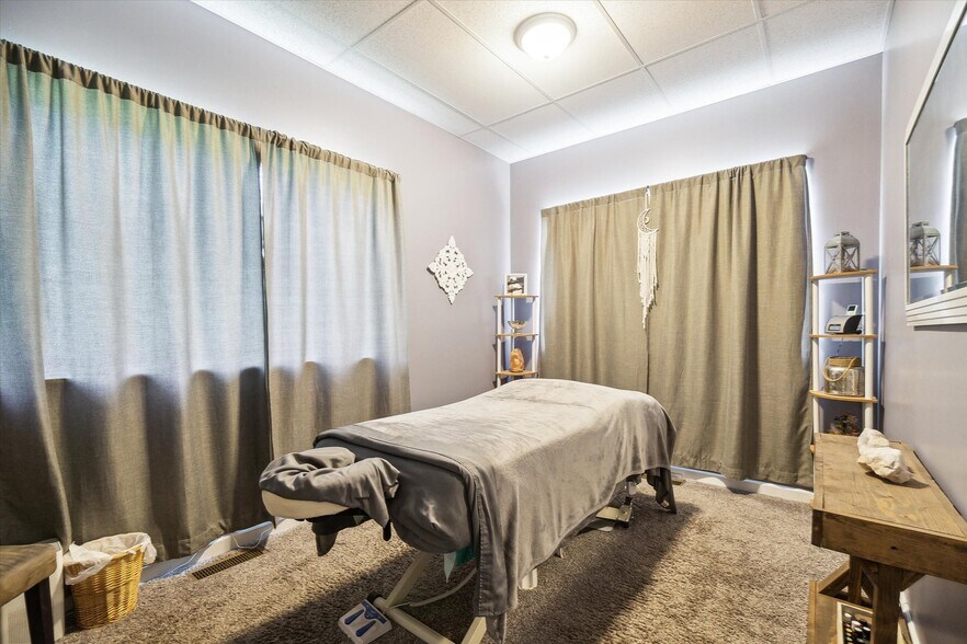 More Photos Of 701 E State St, Saint Johns Office For Sale