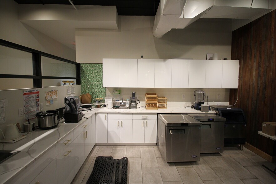 More Photos Of 18-22 Engle St, Englewood General Retail For Lease