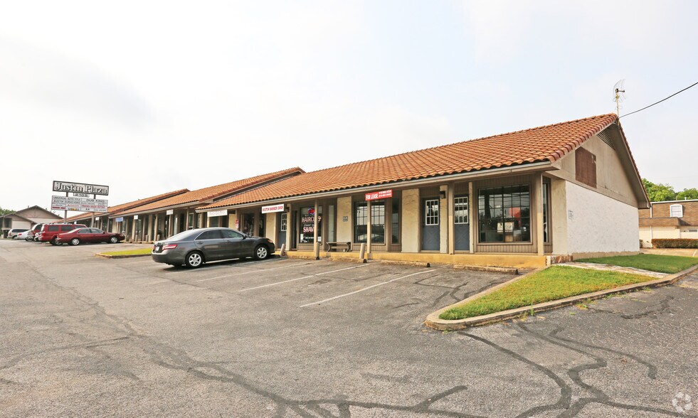 More Photos Of 2105 Justin Ln, Austin General Retail For Lease