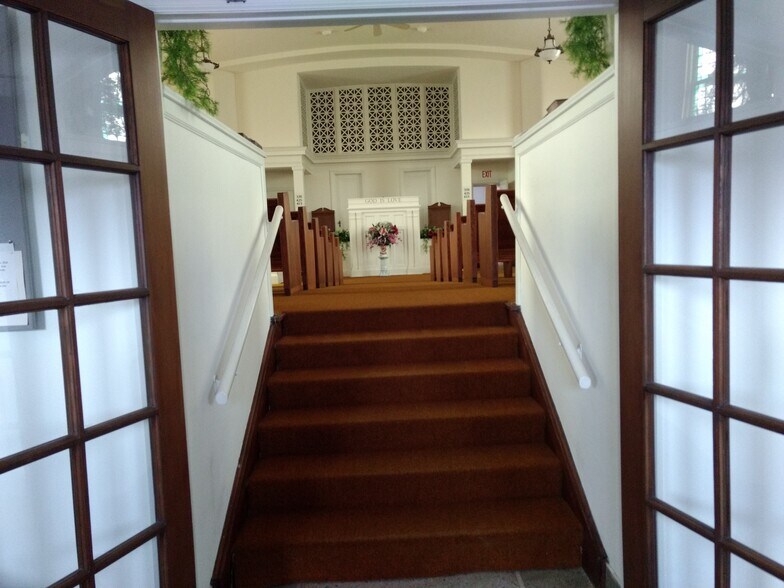 More Photos Of 71 S Washington St, Oxford Religious Facility For Lease