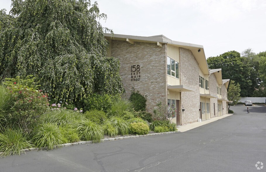 Primary Photo Of 158 E Main St, Huntington Medical For Lease