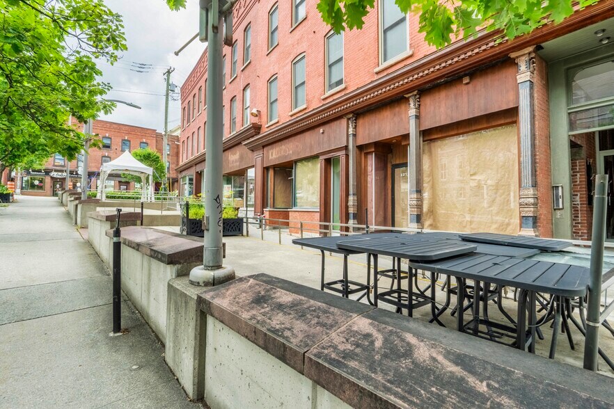 Primary Photo Of 129 Rue Frontenac, Sherbrooke Storefront Retail Residential For Lease