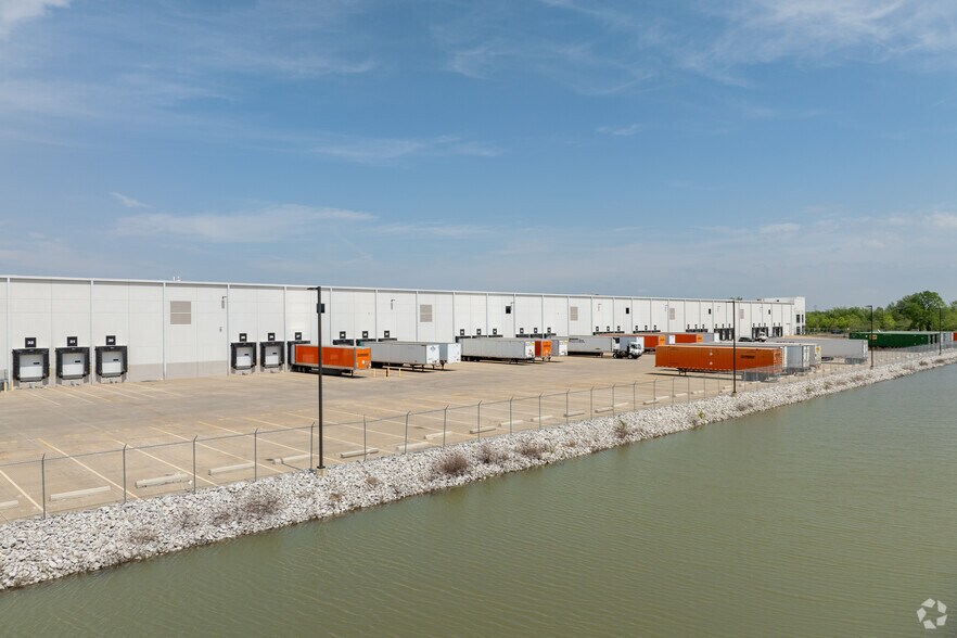 More Photos Of 3919 Lakeview Corporate Dr, Edwardsville Distribution For Lease