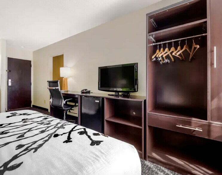 More Photos Of 2525 Abbott Dr, Omaha Hotel For Sale