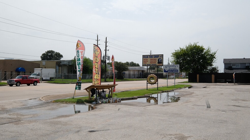 More Photos Of 6615-6627 Brittmoore Rd, Houston Storefront For Lease