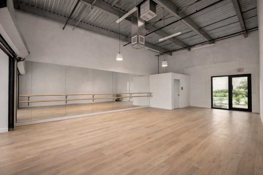 More Photos Of 230 N Congress, Lake Park Flex For Lease