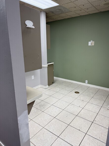 More Photos Of 8525-8549 Gunn Hwy, Odessa Unknown For Lease